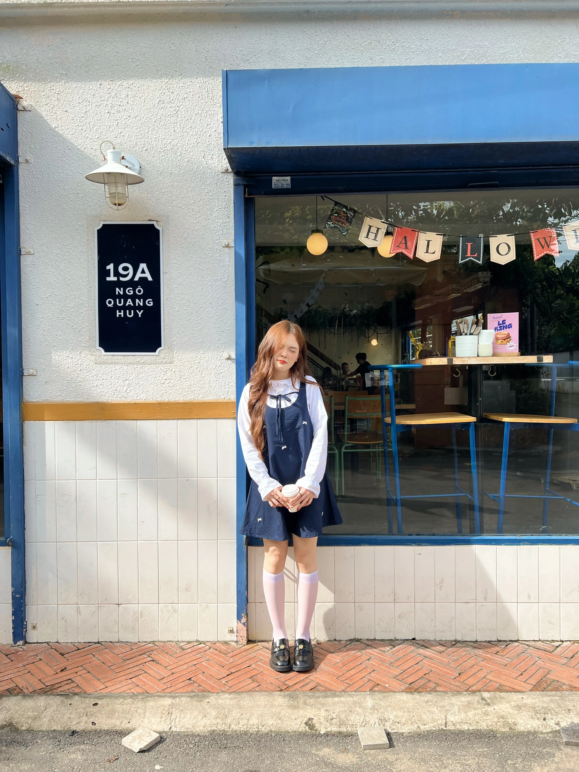 Set babydoll áo trắng tay dài + yếm xanh đậm đính nơ trắng